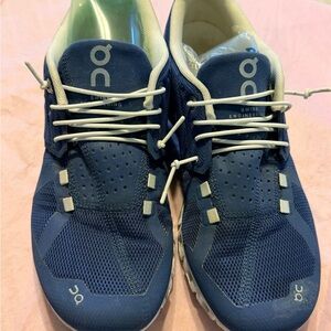 On Cloud Running women’s Navy and White Athletic Shoes 8.5